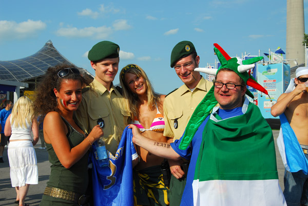 Italy fans posing with German police, Munich