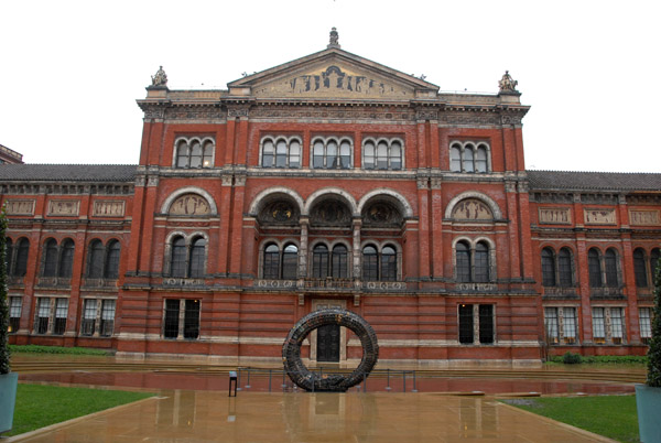 Courtyard of the Victoria & Albert Museum