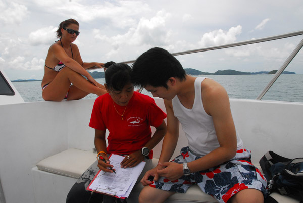 Jeng's dive instructor briefing him for the trip