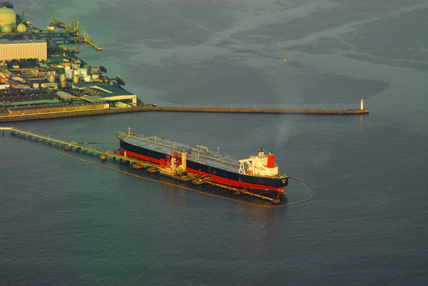 Supertanker Kaimon II unloading at the Cosmo Oil Sakai Refinery, Osaka, Japan