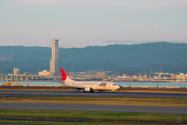 JTA Japan Transocean Air Boeing 737 at KIX (JA8525)