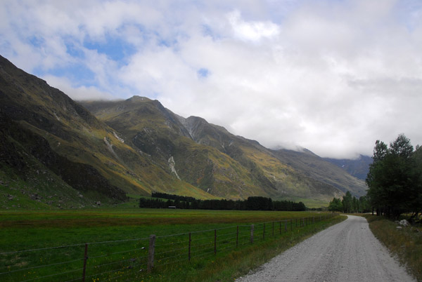 Dirt road to from Wanaka to Mount Aspiring National Park