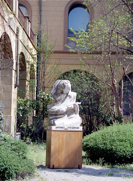 Statue of Stradivari