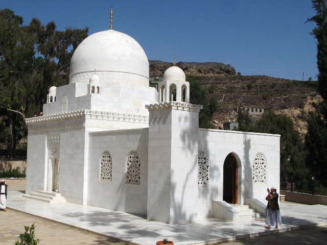 an Ismaili tomb/shrine in Al-Mahwit