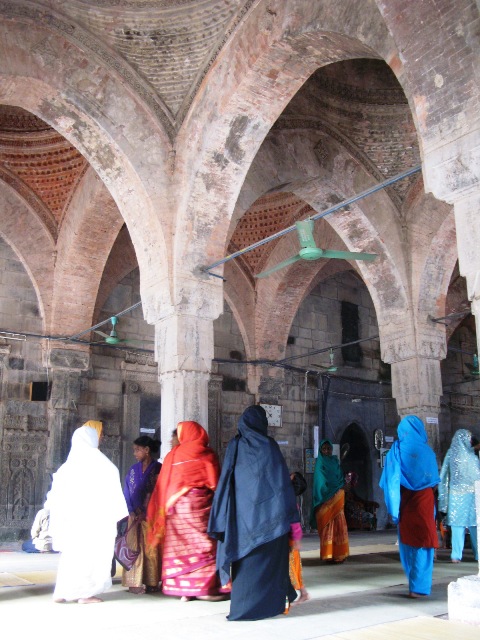 vaulted interior of Chhota Sona Mosque