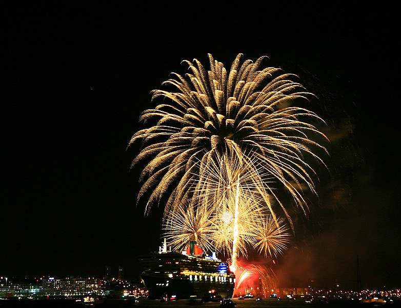 Queen Mary 2 Departing Auckland