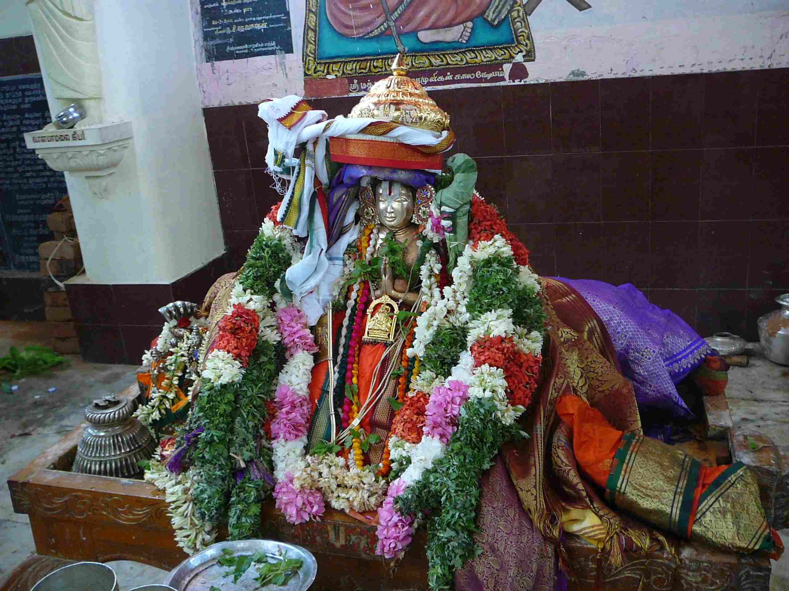 Namperumalukku Acharyanana Eetu Perukkar with Divyadesa Emperuman Uduthu Kalaintha Thirumaalai and Thirupariyattam.jpg