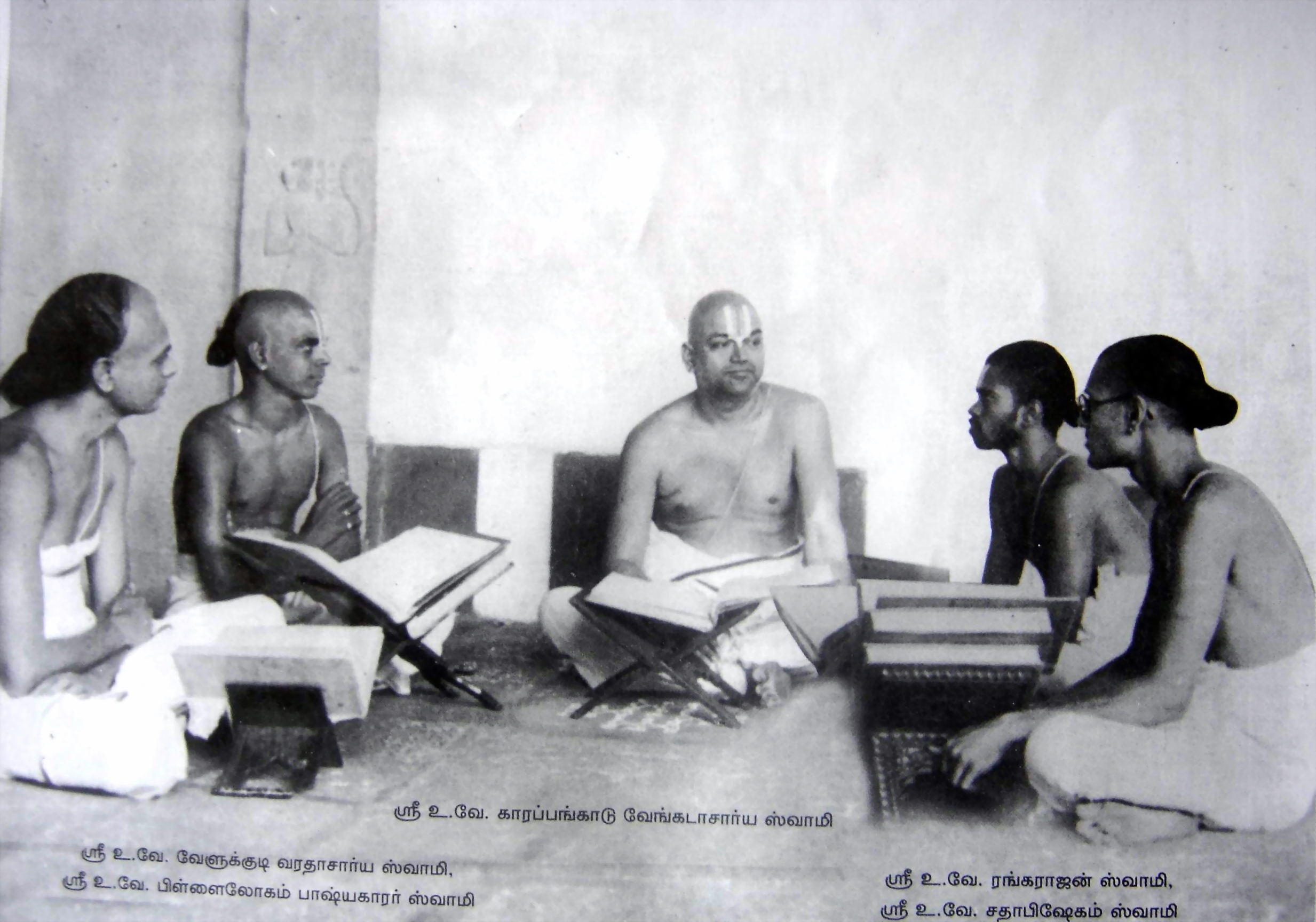 Karapankadu swamy with sishyas.jpg