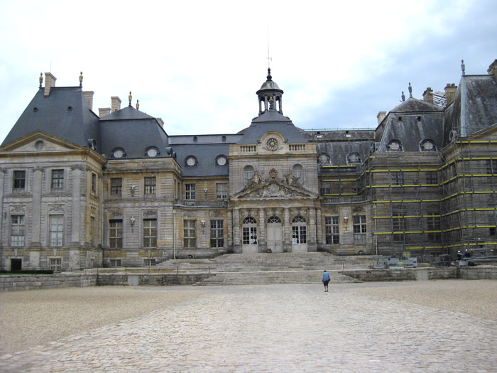 Right facade of chateau under repair