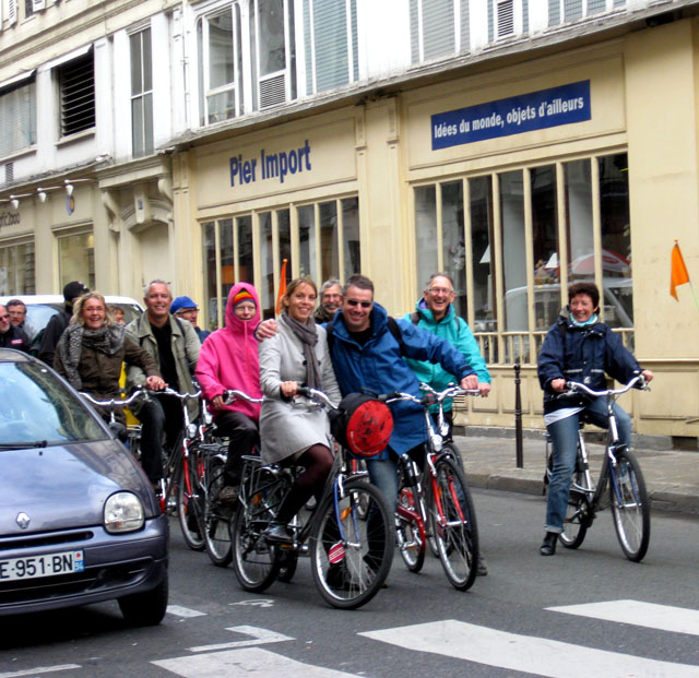 Sunday cyclists on rue Saint Antoine
