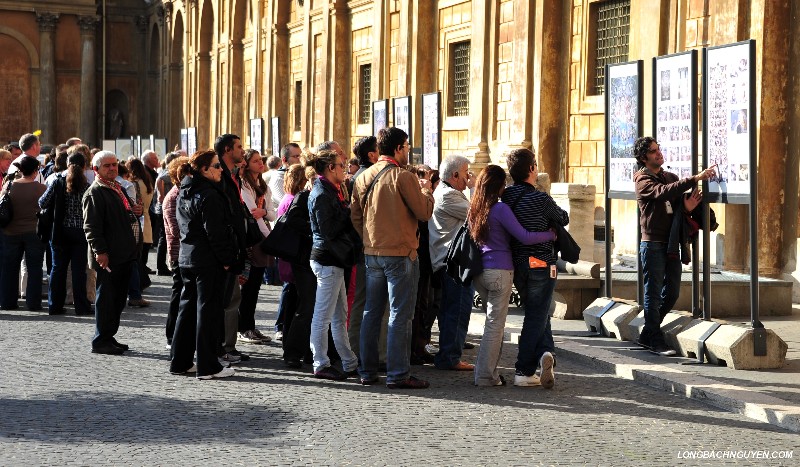 tour guide and tour groups