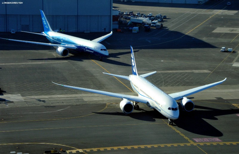 Formation of 787 Dreamliner