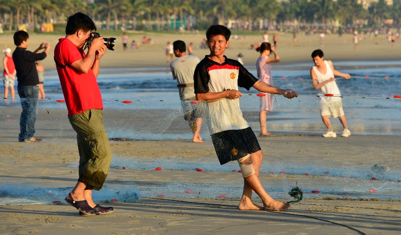 look at me, photographer and fisherman, Danang, Vietnam 