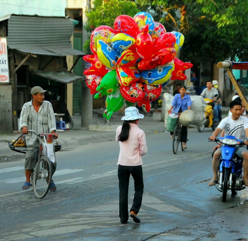 selling balloons on Le van Luoung street