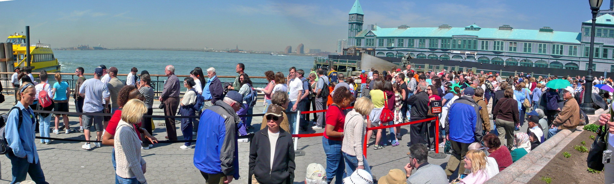 In line into the ferry  P1060006_07.jpg