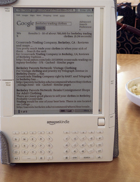 Googling with my old <a href=http://bit.ly/k1refurb target=_blank><u>Kindle 1</u></a> at a restaurant, Nov. 2008