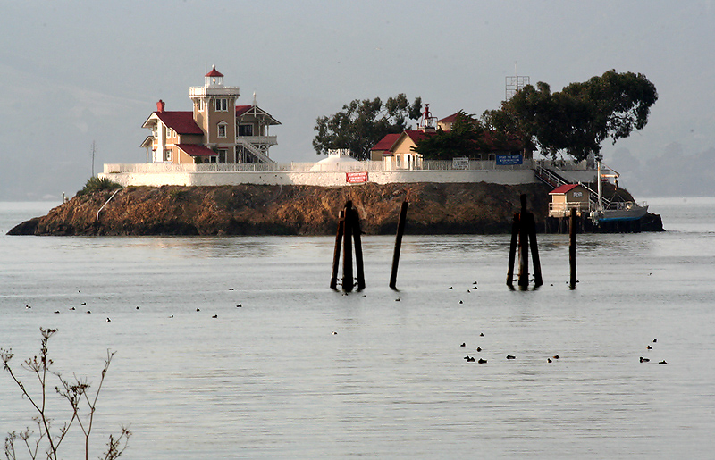 <a href=http://tinyurl.com/2pk3mx target=_blank>East Brother Island</a> and lighthouse