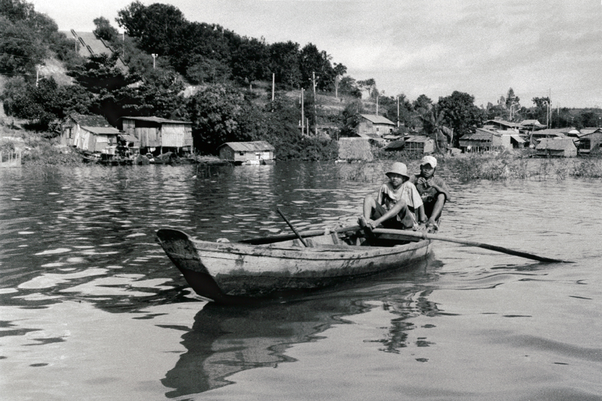 Boatboys at Langa River Vietnam.jpg