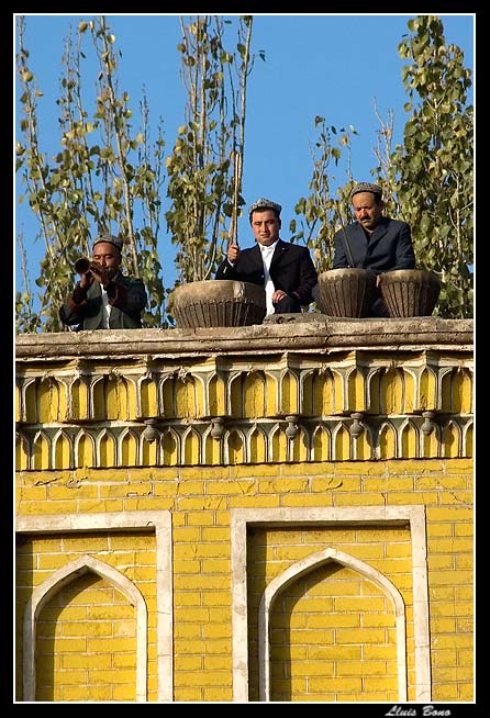 Uigurs musicians in Id Kah mosque