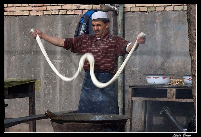 Cooking spaguetti in animal market