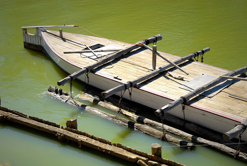 Outrigger logging barge