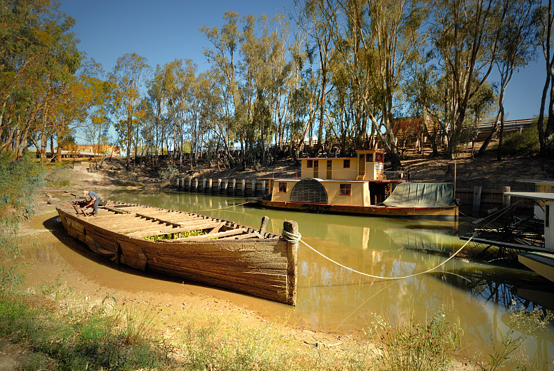 The old hull and steamer