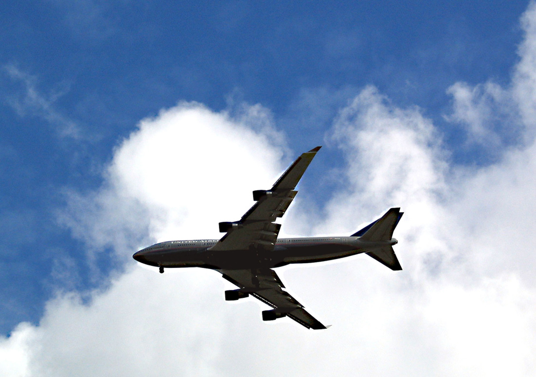 United 747 over Hunters Hill .jpg