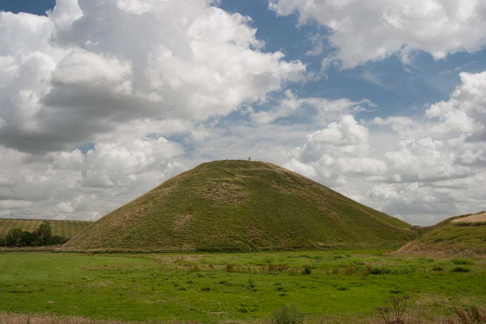 CRW_00222.jpg Silbury Hill - c 2660BC Later Neolithic (39.5m, 130ft high) Avebury -  A Santillo 2003