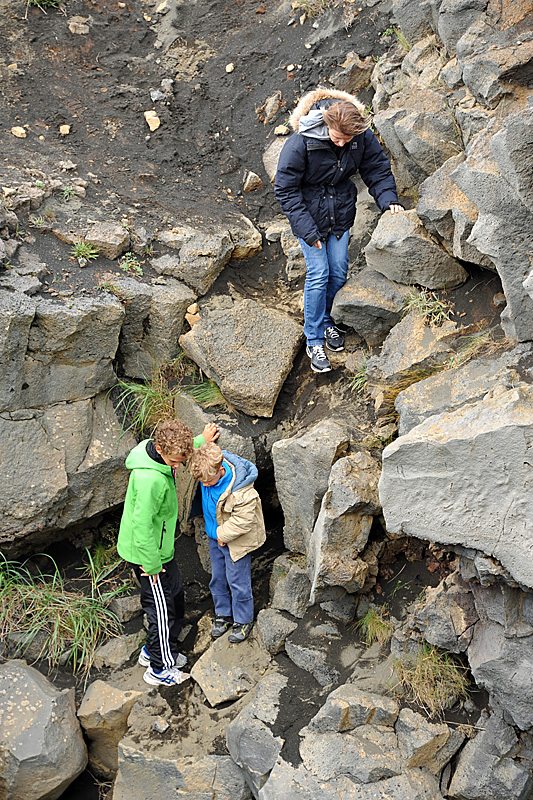 06_Tourists going down to the ridge.jpg