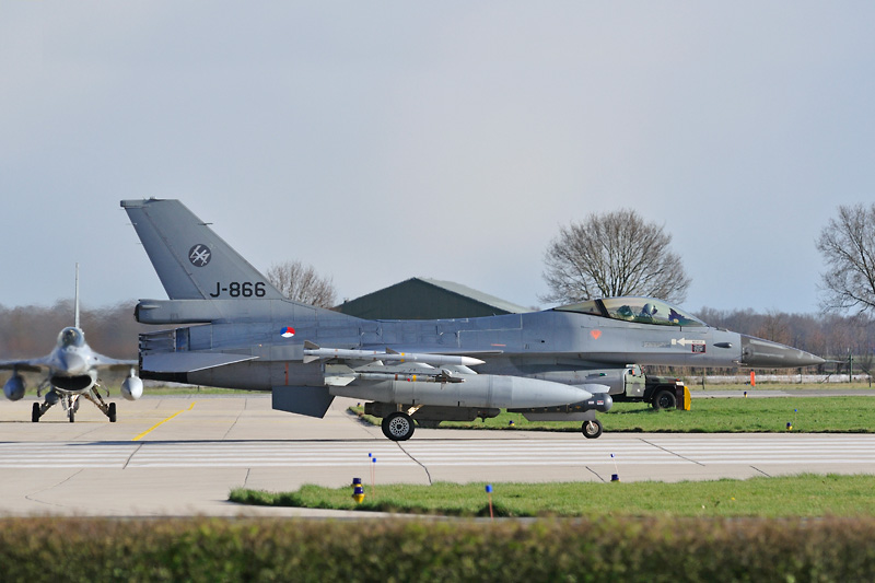 Met live-raketten draait de J-866 de baan op!
