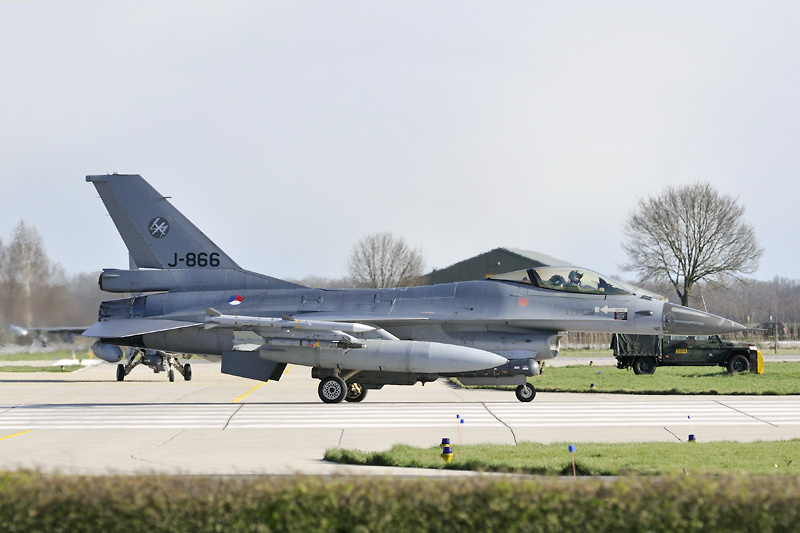 Met live-raketten draait de J-866 de baan op!