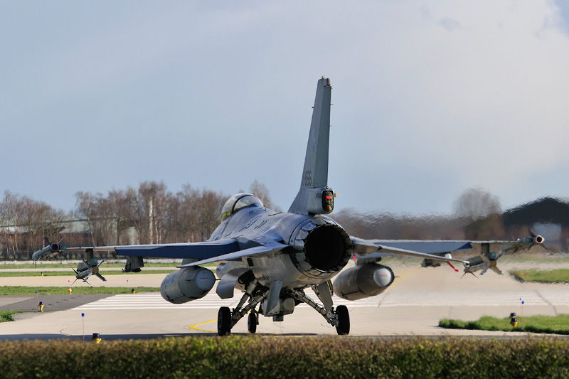 J-866 taxiet de rolbaan af