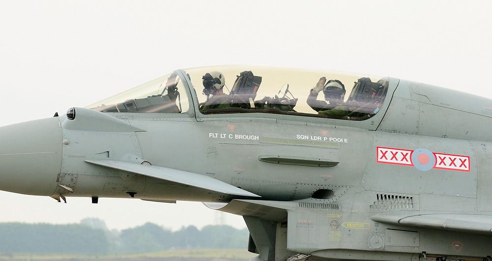 De squadron leader zwaait enthousiast