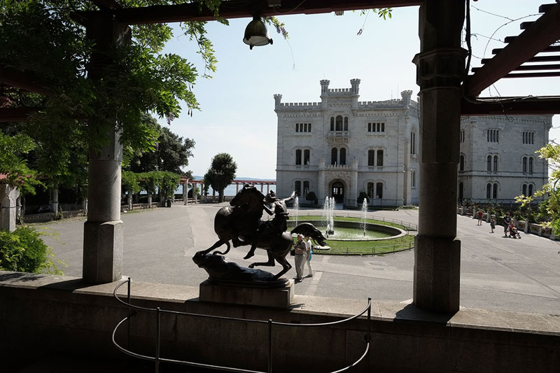 Statue in the gardsn