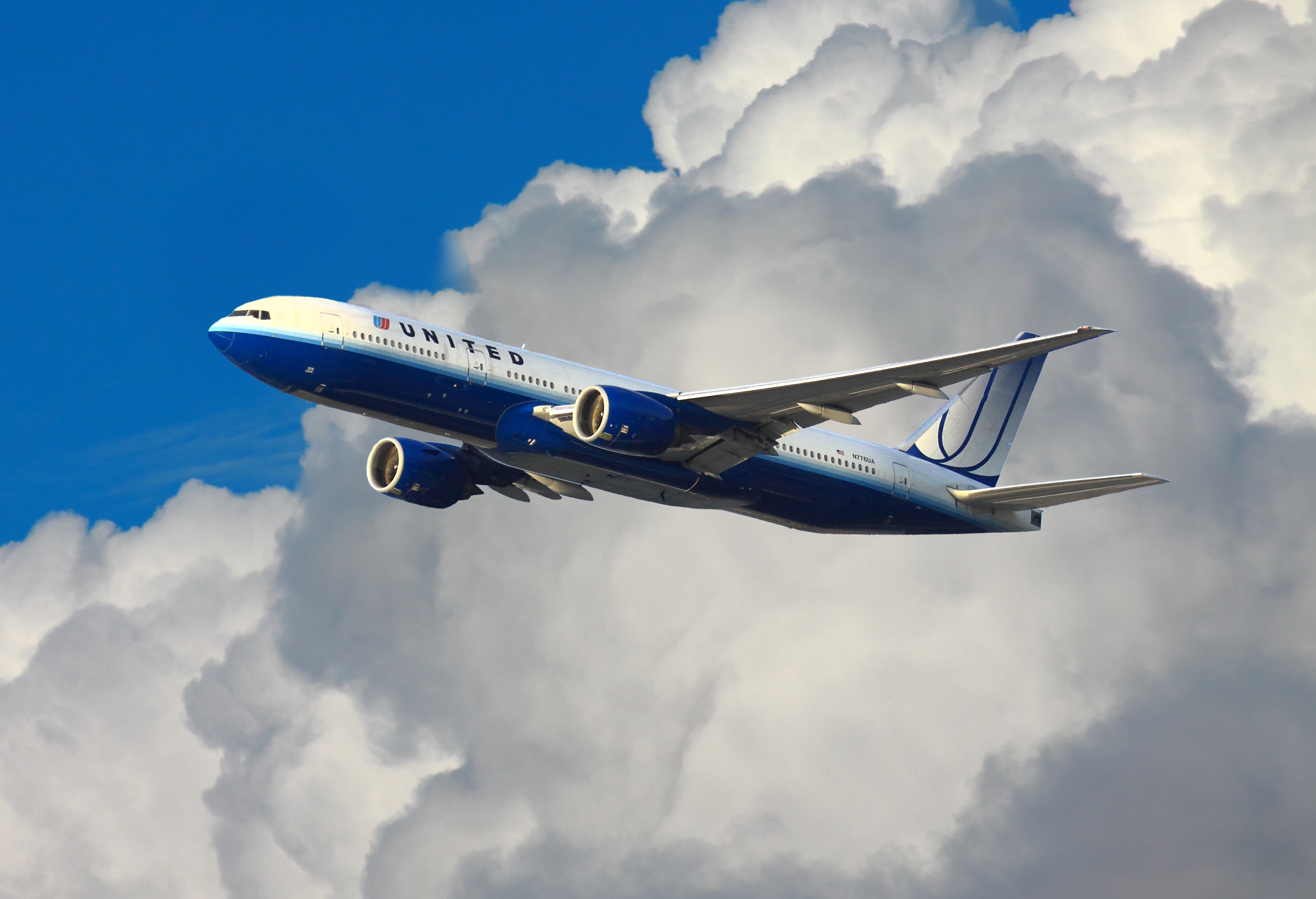 ChicagoIL United 777 N776UA  Departure Clouds 8-11-11 643 PM 1E.tif