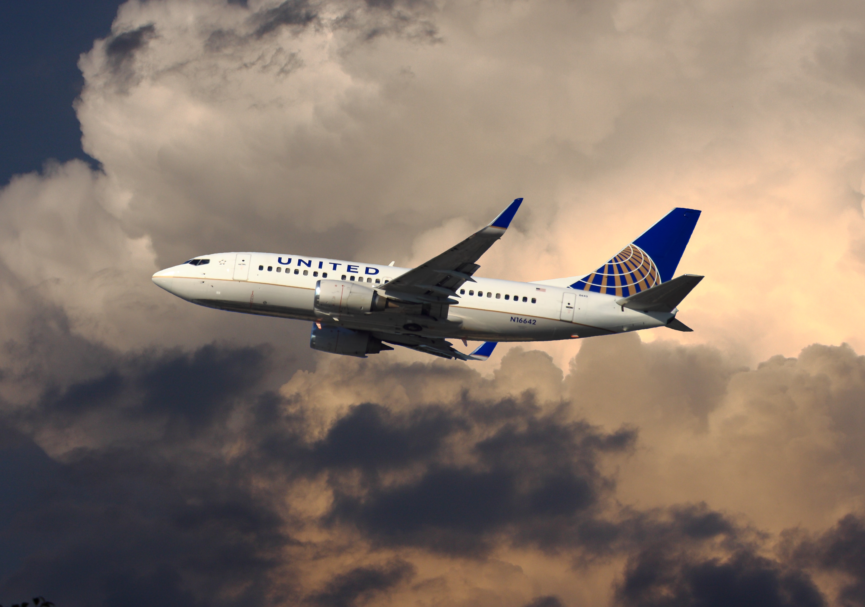 ChicagoIL  United B-737 N16642 Departure 8-11-11 527 PM 2.TIF