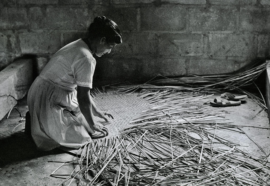 Maria Suyapa Making Straw Mat