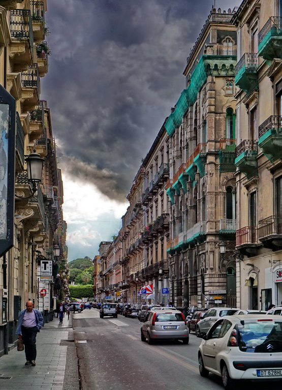 Mt Etna ash cloud, Catania<br/><h4>*Credit*</h4>