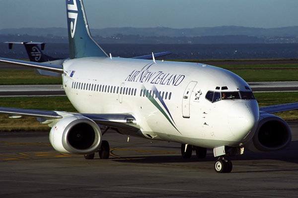 AIR NEW ZEALAND BOEING 737 300 AKL RF 1615 11.jpg