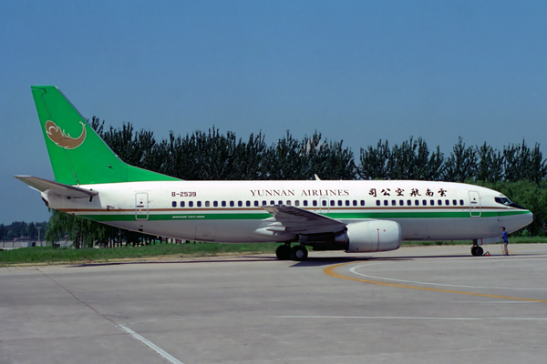 YUNNAN AIRLINES BOEING 737 300 BJS RF 681 25.jpg