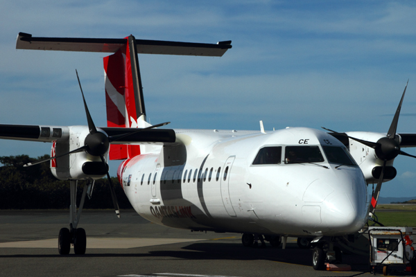 QANTAS LINK DASH 8 300 HTI RF IMG_9583.jpg