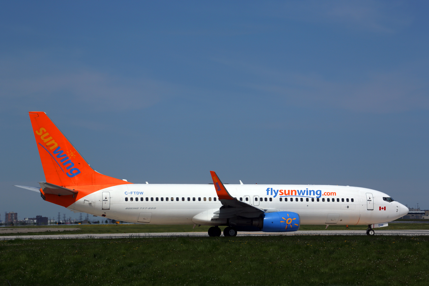 SUNWING BOEING 737 800 YYZ RF 5K5A0251.jpg