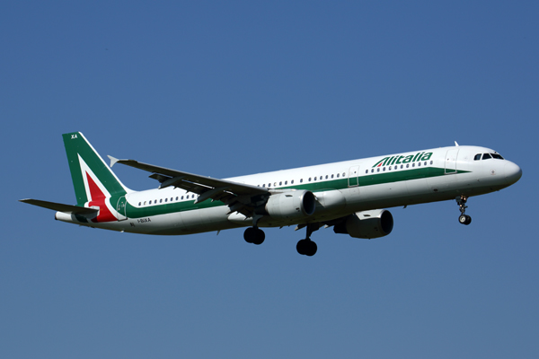 ALITALIA AIRBUS A321 AMS RF 5K5A1919.jpg