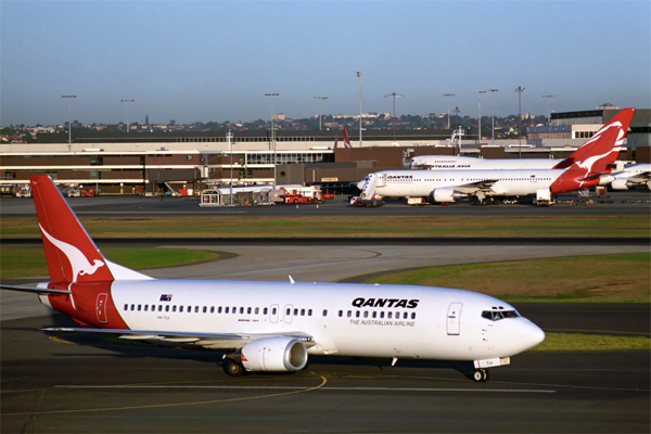 QANTAS BOEING 737 400 SYD RF 795 8.jpg