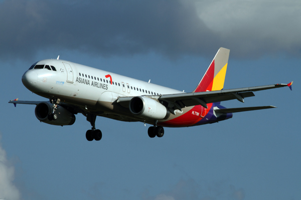 ASIANA AIRLINES AIRBUS A320 FUK RF IMG_0862.jpg