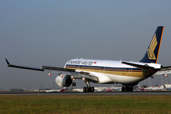 SINGAPORE AIRLINES AIRBUS A330 300 BNE RF IMG_5802.jpg