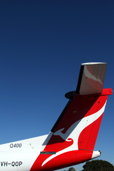 QANTAS LINK DASH 8 400 BNE RF IMG_0112.jpg