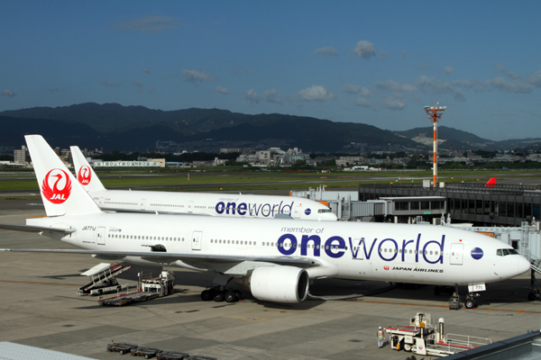 JAPAN AIRLINES BOEING 777S ITM RF IMG_0264.jpg