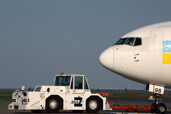 AIRCRAFT PUSHBACK HND RF 5K5A4448.jpg