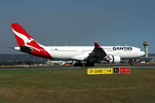 QANTAS AIRBUS A330 200 PER RF 5K5A6766.jpg